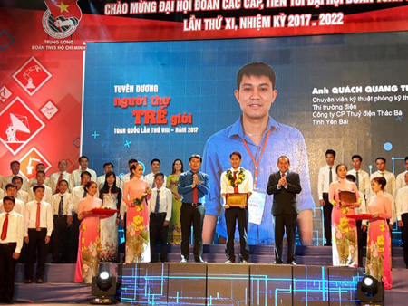Quách Quang Tuấn tại Lễ tuyên dương Người thợ trẻ giỏi toàn quốc lần thứ VIII năm 2017 tại Nhà hát Bến Thành, thành phố Hồ Chí Minh ngày 13/5/2017.